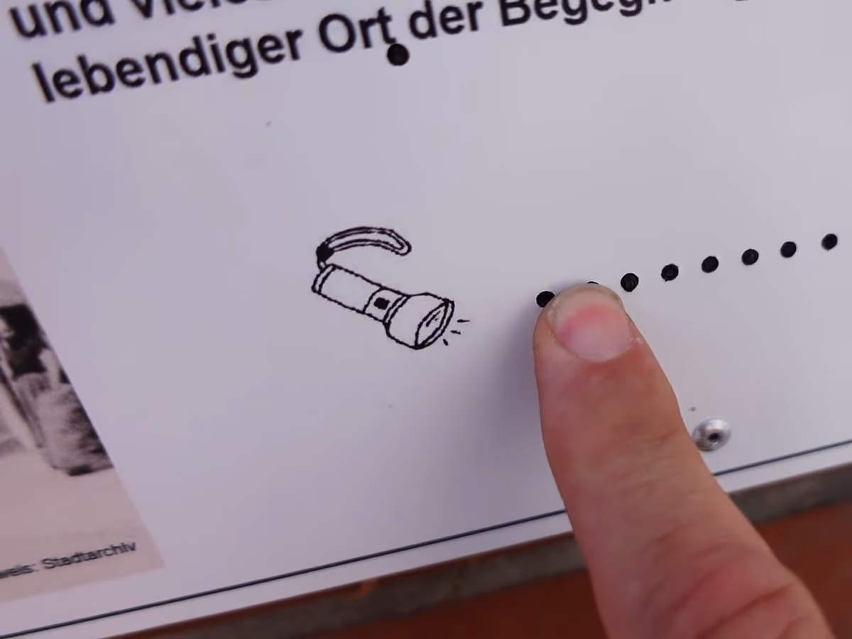 Das Lichterrätsel an Töpfers Mühle beginnt mit einer Taschenlampe