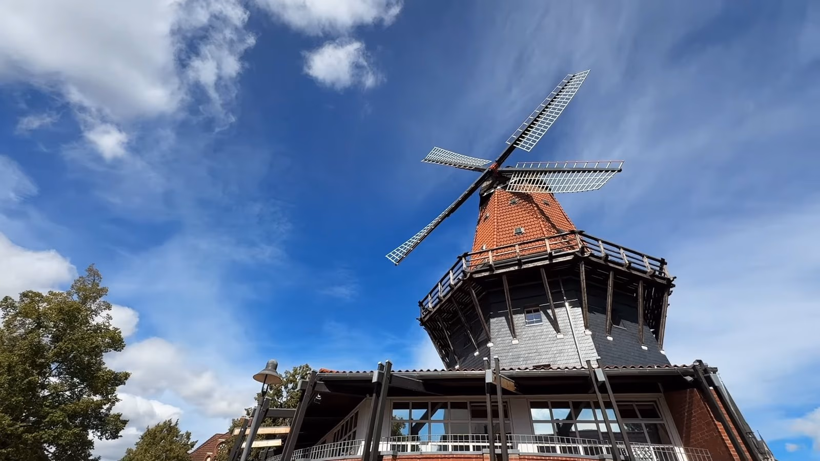 Töpfers Mühle in Peine vor blauem Himmel, eine Station des Peine Code