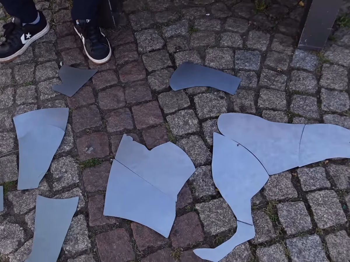 Das Wolfspuzzle: Stahlteile auf dem Pflaster ergeben ein Bild