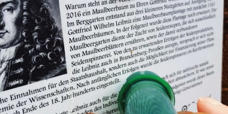 Hinweistafel mit einem Text über Gottfried Wilhelm Leibniz und seinem Porträt